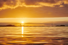 Gullkantet solnedgang i Juvika