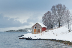 Naust i vinterlandskap - Tangen
